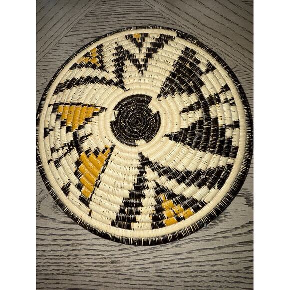 Vintage Hand Woven Vintage Plate Basket Indian Tribal Artisans 10 Inches - Picture 4 of 5